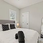 Tranquil Getaway Near Downtown